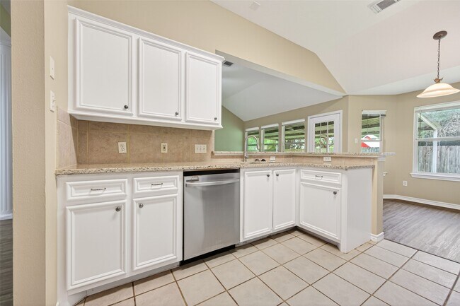 Building Photo - 11655 Lakeview Manor Dr