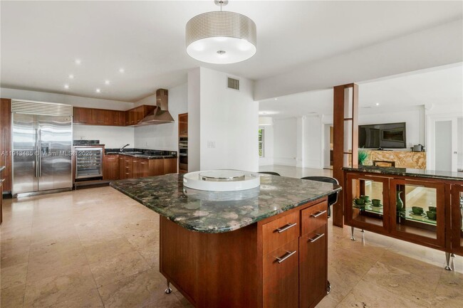 Building Photo - 1700 Bay Dr