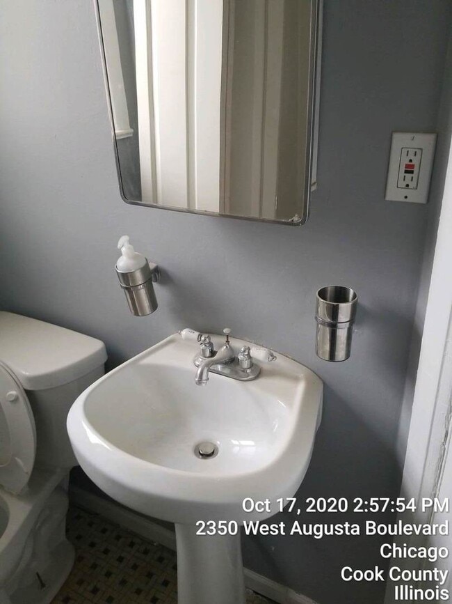 Building Photo - 2350 W Augusta Blvd