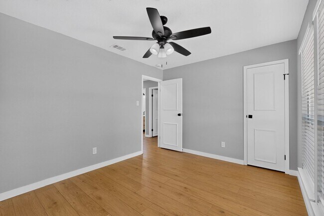 Building Photo - 215 Aspenway Dr