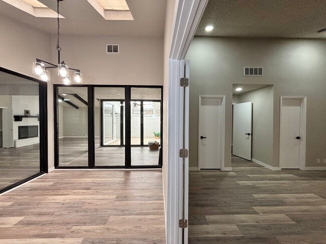 Building Photo - 5202 Metcalf-