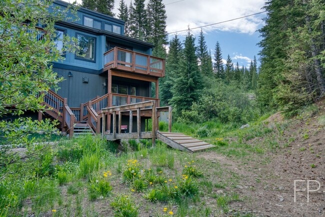 Building Photo - Walk to Bus Stop! Great Views and Hiking! ...
