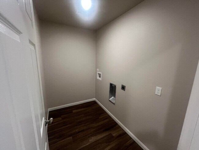 Building Photo - Stunning 3-Bedroom Home for Rent in Yukon,...