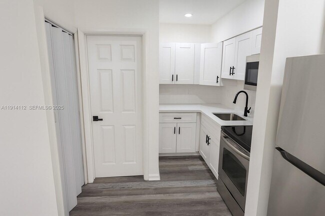 Building Photo - 417 NW 2nd Ave