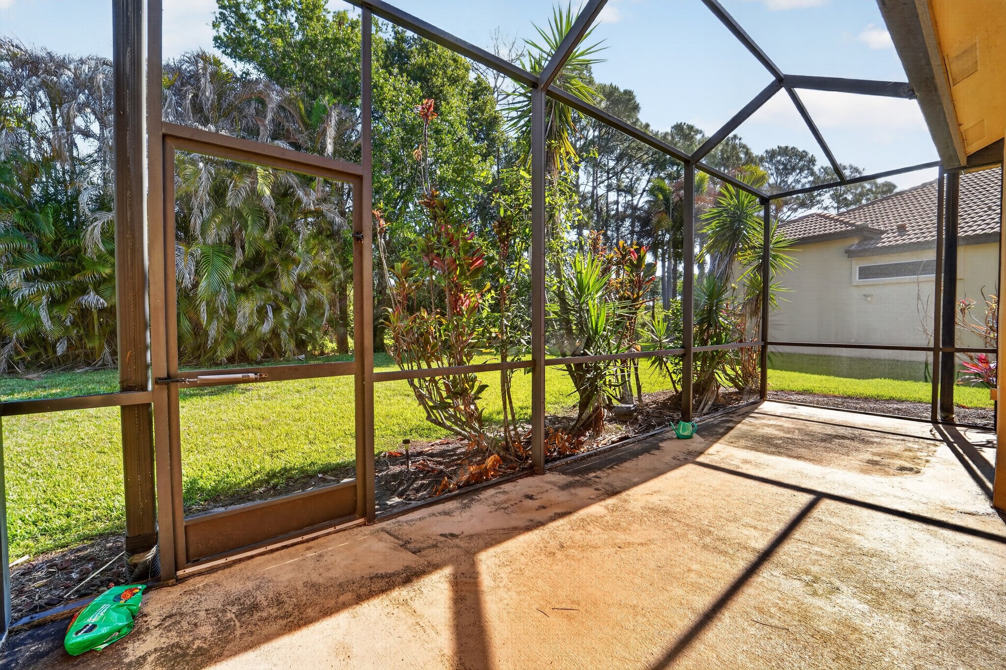 Building Photo - 854 SW Saint Tropez Ct