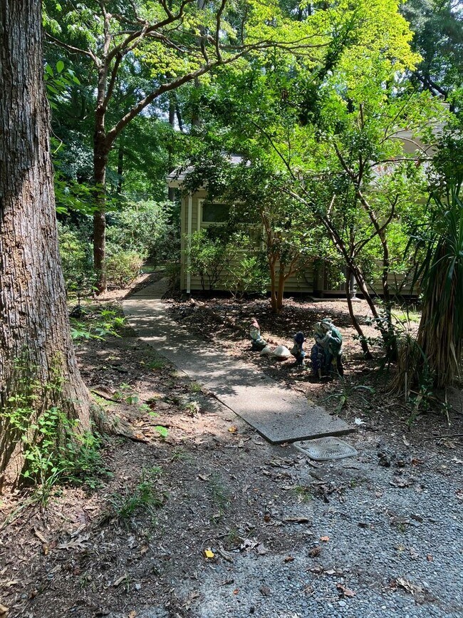 Building Photo - 4852 Rosewell Dr