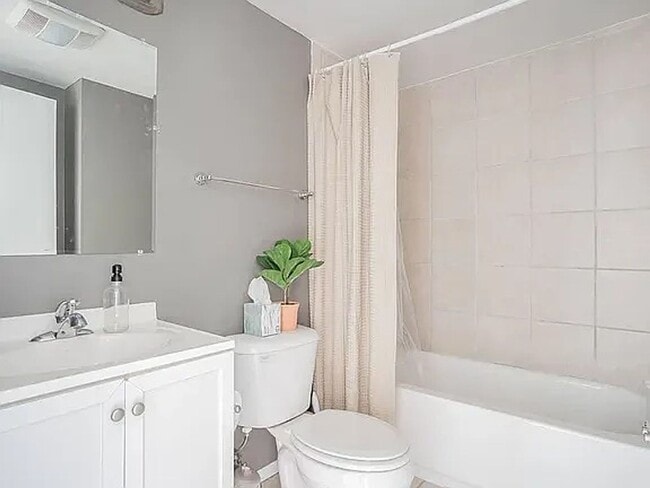 Building Photo - Michigan Ave