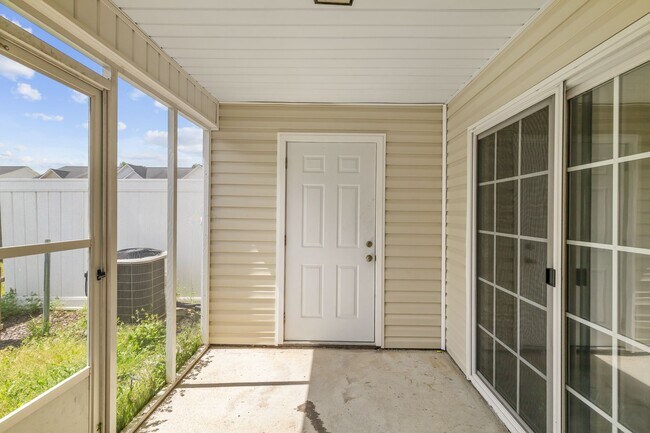 Building Photo - Charming 2-Bedroom 2.5-Bathroom Townhouse with Fenced Yard