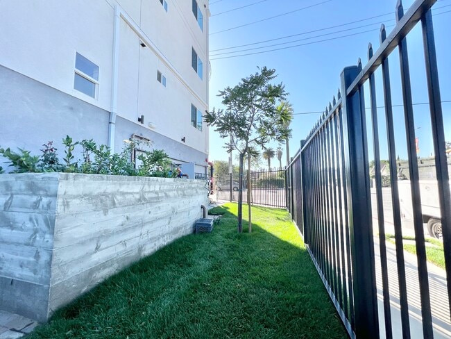 Building Photo - 1950 S Normandie Ave