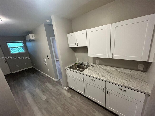 Building Photo - 1740 NW 1st Pl