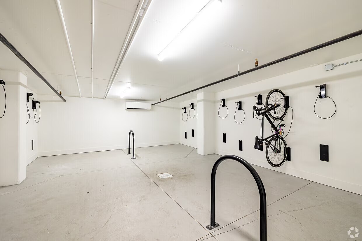 Building Photo - 1010 Springdale Rd