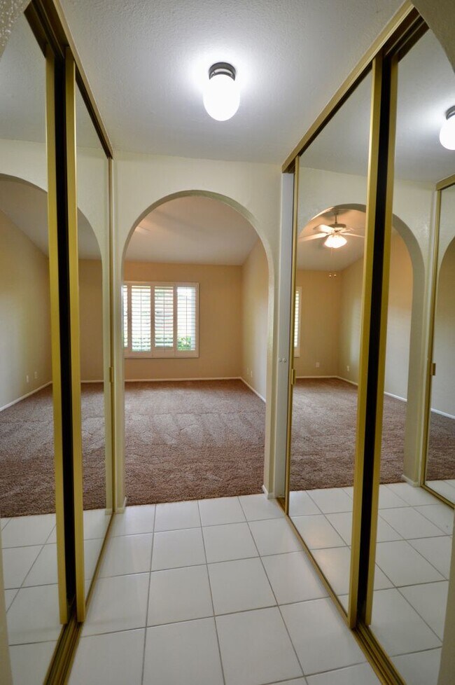 Building Photo - 2 Bedroom plus Den Home in 55+ Community i...