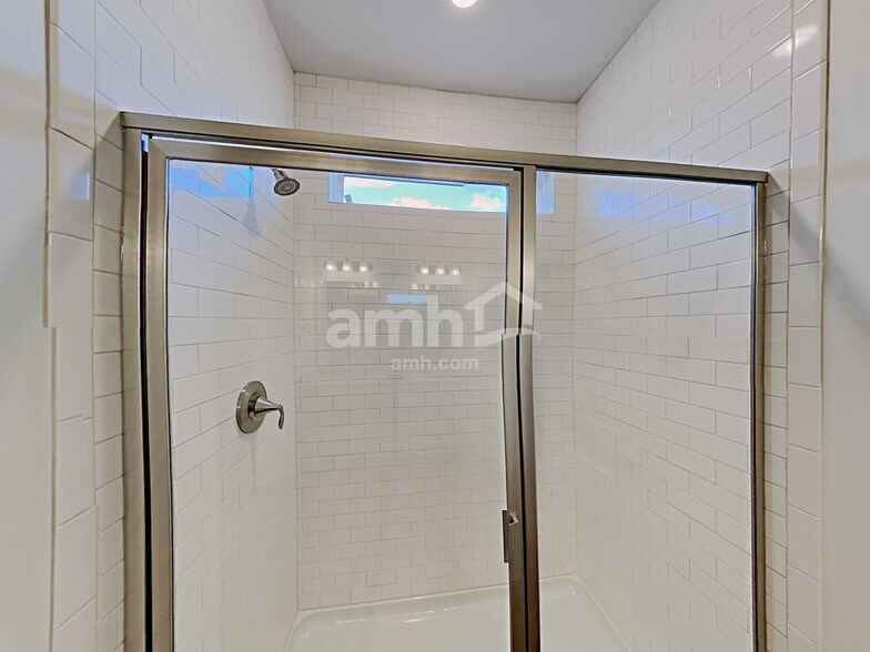 Building Photo - 5225 Valley Dr