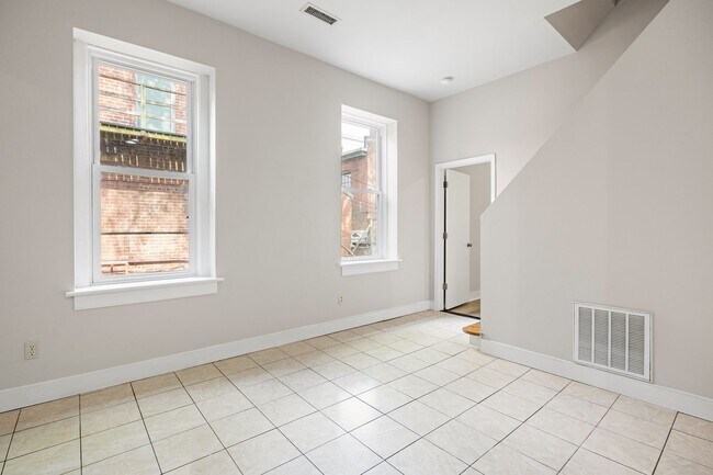 Building Photo - 818 W Franklin St
