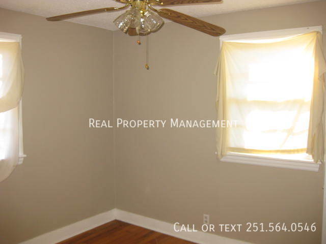 Building Photo - 5105 Pineview Ln S