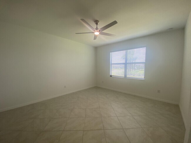 Building Photo - 1833 W Isles Rd