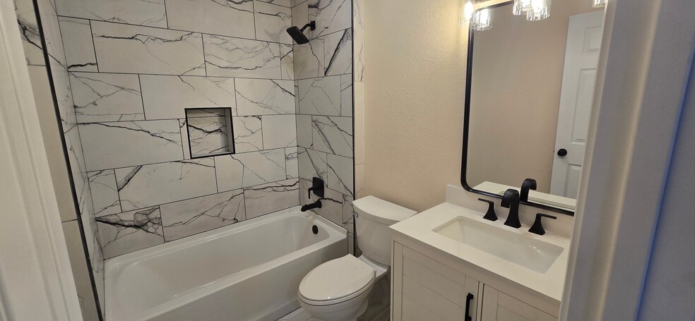 Building Photo - 701 Chaparral Cir