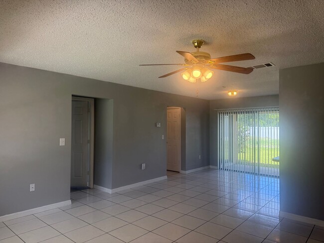 Building Photo - Spacious Duplex in Poinciana
