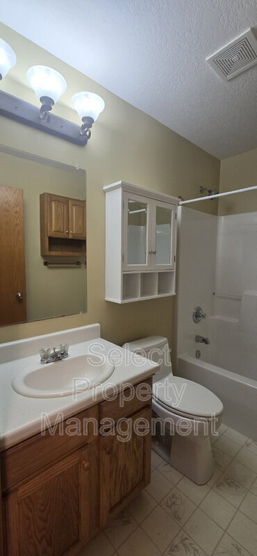 Building Photo - 4110 Three Oaks Dr