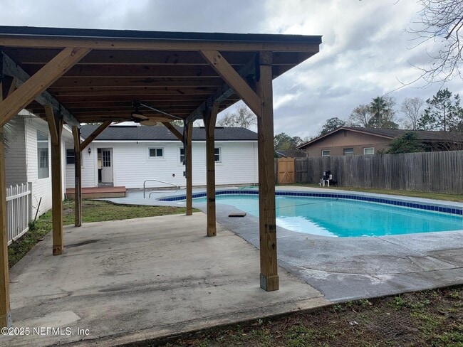 Building Photo - 7751 Lisa Dr E