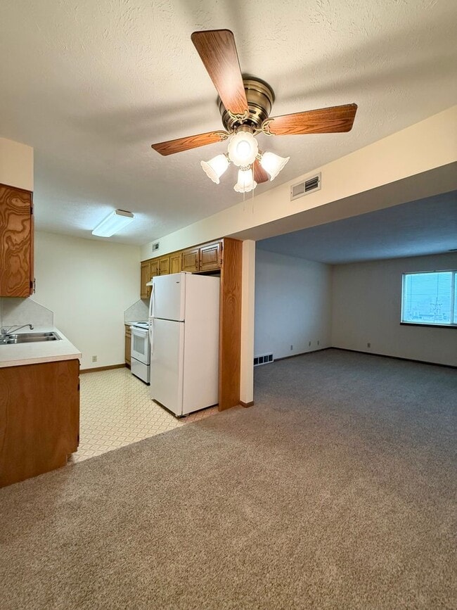 Building Photo - Lamplighter 01