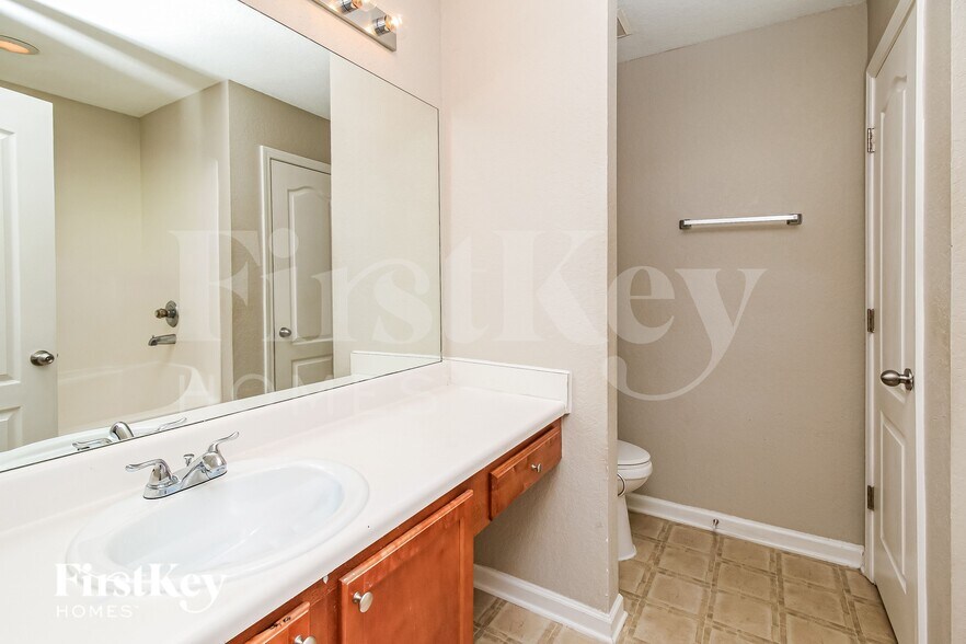 Building Photo - 355 Lakeside Point