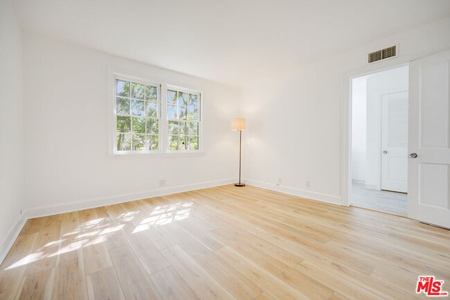 Building Photo - 926 N Alpine Dr