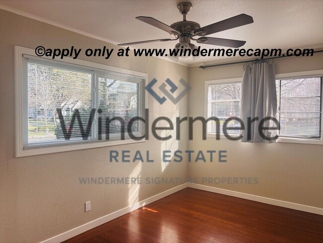 Building Photo - Unbeatable location! ! East Sac 2 bedroom 1 bath Duplex!!