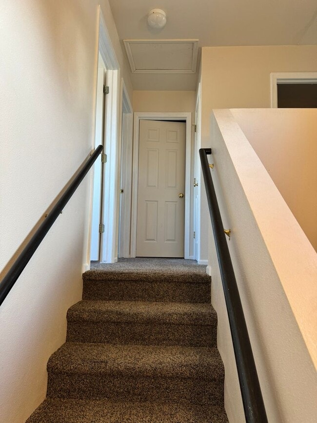 Building Photo - Corner Lot Townhouse, newly painted, new carpet