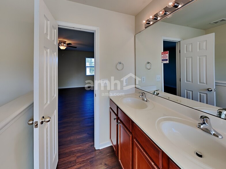 Building Photo - 226 Woodcreek Ln