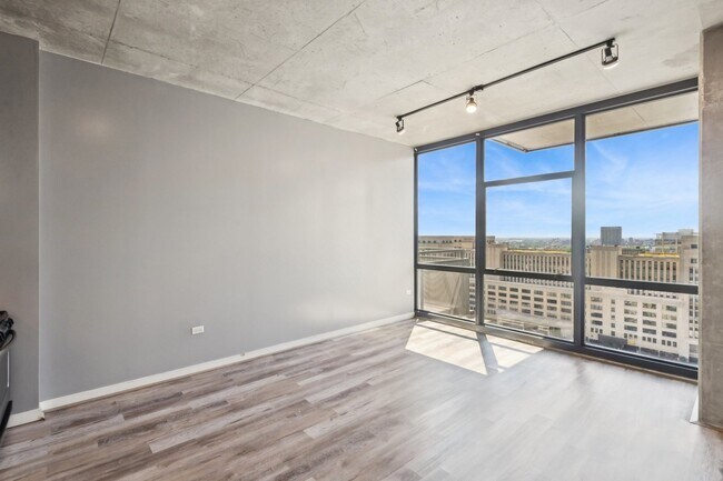 Building Photo - 235 W Van Buren St