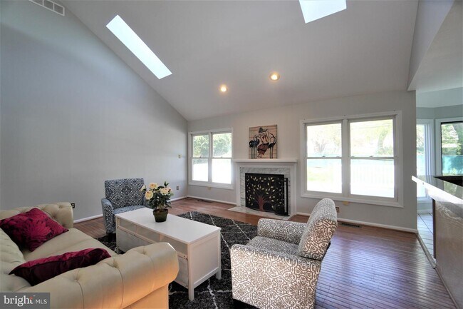 Building Photo - 104 Hidden Creek Dr