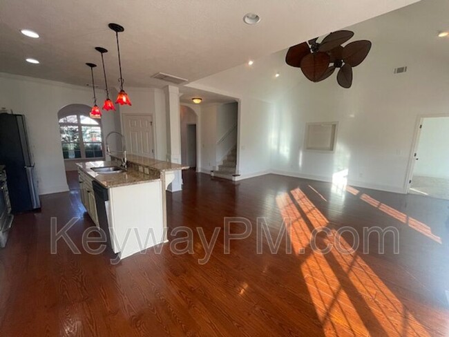 Building Photo - 880 Willow Lake