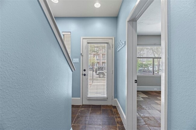 Building Photo - 711 St Charles St