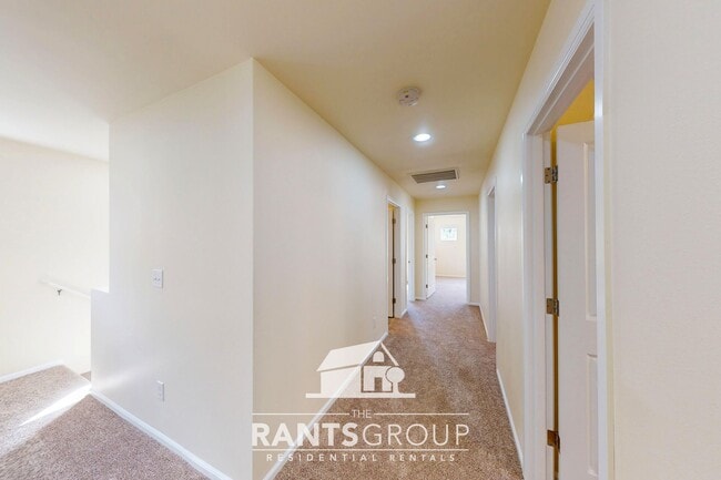 Building Photo - 5-Bedroom Home in Eagle Court with Easy I-...
