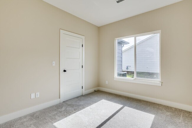 Building Photo - 1025 W Long Path Ct