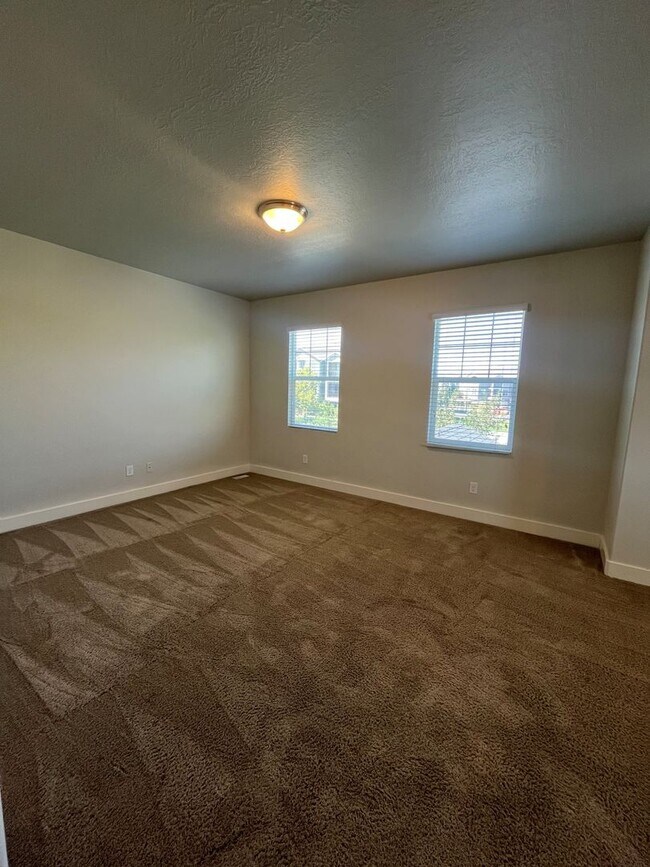 Building Photo - Spacious 3 Bed, 2.5 Bath Townhome in Pleasant Grove