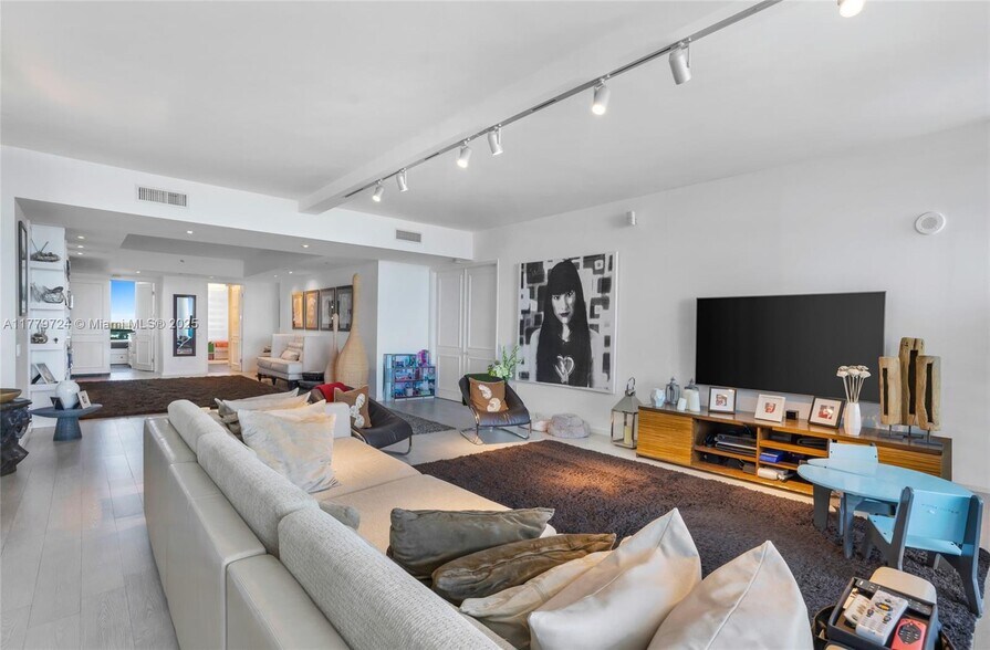 Building Photo - 5959 Collins Ave