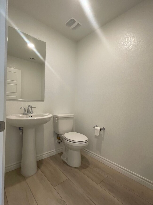 Building Photo - 3-bedroom townhome, 2cg, gated community