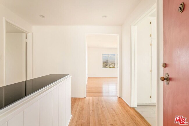 Building Photo - 2535 Ivanhoe Dr