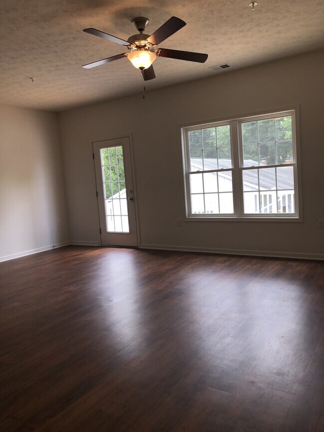Building Photo - Two Primary Suite Apartment Townhouse