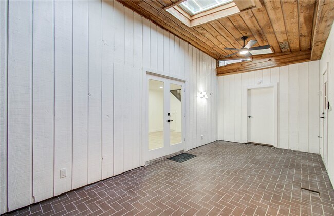 Building Photo - 1888 Saxony Ln