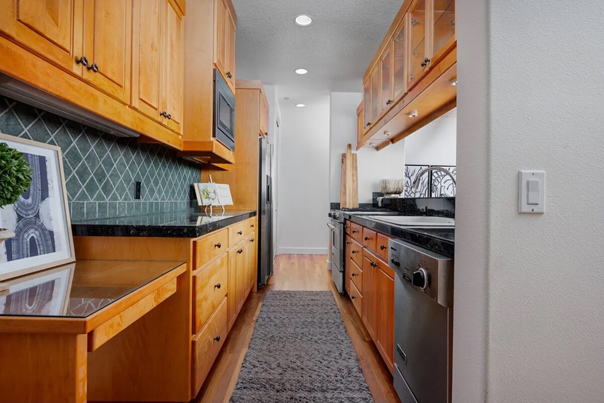 Building Photo - 852 SW Broadway Dr