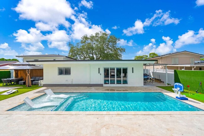 Building Photo - 1255 NE 199th St