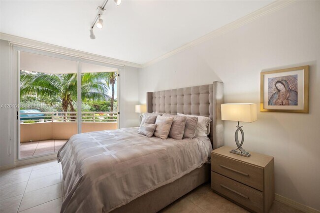 Building Photo - 888 Brickell Key Dr