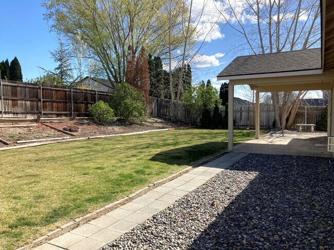 Building Photo - Ranch-Style Home With Gas Fireplace and Washer/Dryer Included! 1 Small Dog Welcome!