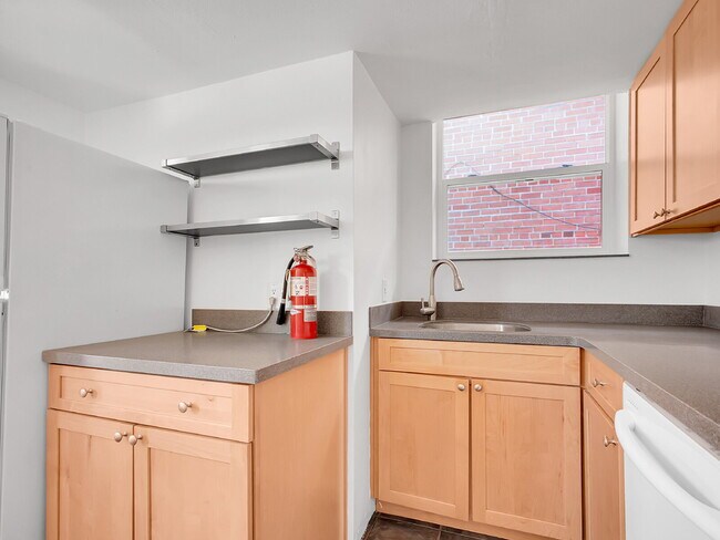 Building Photo - $1,550, 1 bed, 1 bath apartent near wash p...