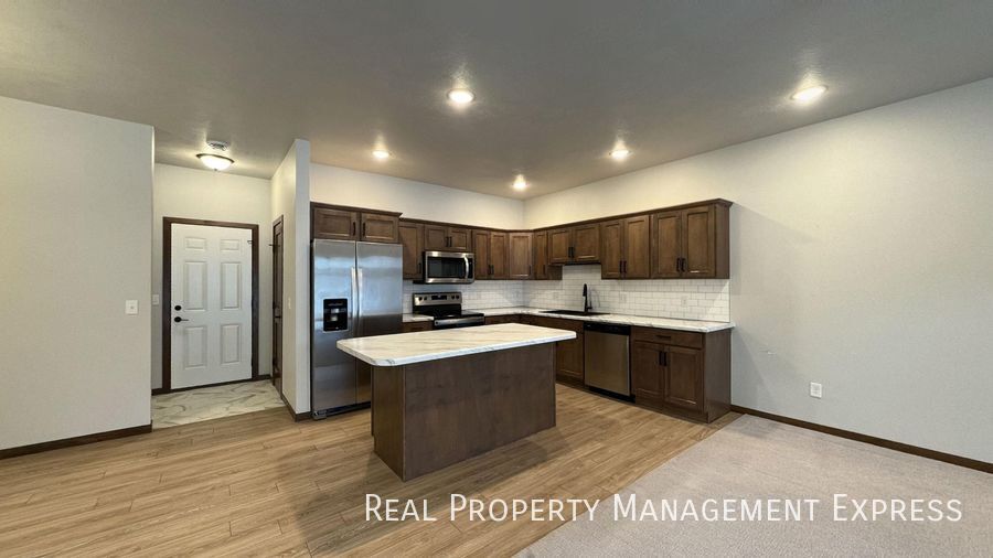 Building Photo - Modern Luxury: 3BR Townhome with Stylish F...