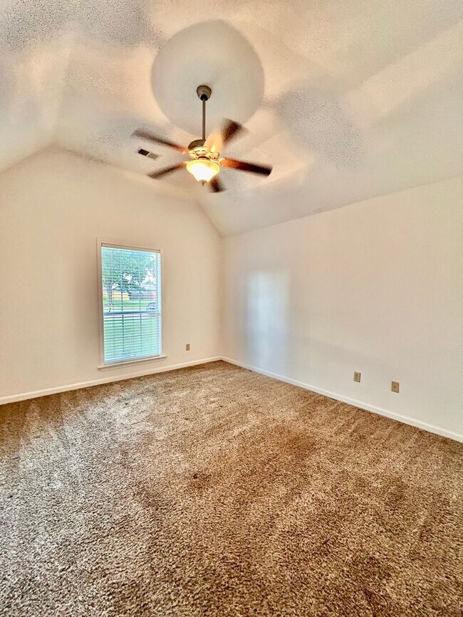 Building Photo - Discover this 4 bedroom 2 bath home for re...