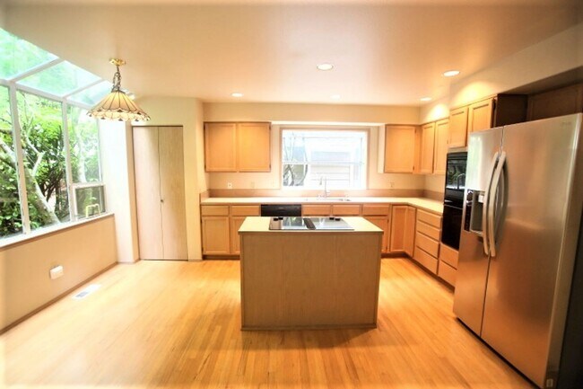Building Photo - Beautiful 2 Story 3 Bed 2.5 Bath in Sammamish